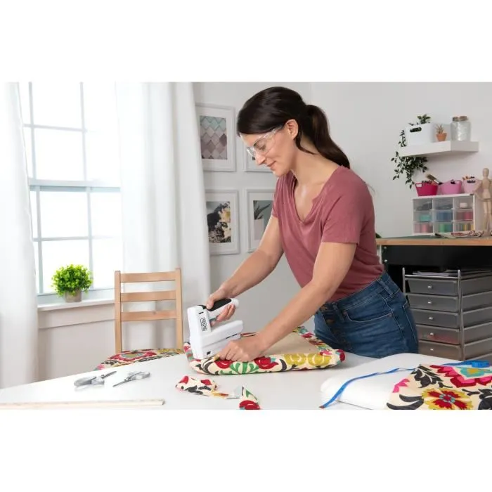 Black+Decker Grapadora/Clavadora BCN115-XJ 3,6V con Batería de Litio Integrada, Carga USB-C, Luz LED y Clavos/Grapas Incluidos 3 Black+Decker Grapadora/Clavadora BCN115-XJ 3,6V con Batería de Litio Integrada, Carga USB-C, Luz LED y Clavos/Grapas Incluidos 3