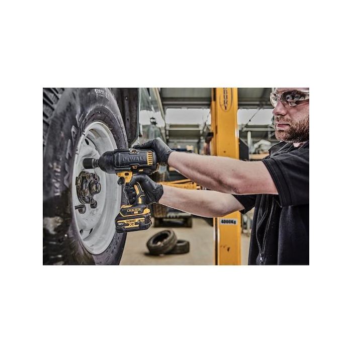 DEWALT Akku-Schlagschrauber. 18 Volt / 5 Ah 4 DEWALT Akku-Schlagschrauber. 18 Volt / 5 Ah 4