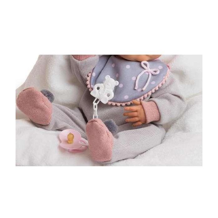 Berjuan Muñeco New Born Niña 45 cm con Pijama de Lana Gris, Babero y Almohada Blanca para +3 Años 2 Berjuan Muñeco New Born Niña 45 cm con Pijama de Lana Gris, Babero y Almohada Blanca para +3 Años 2