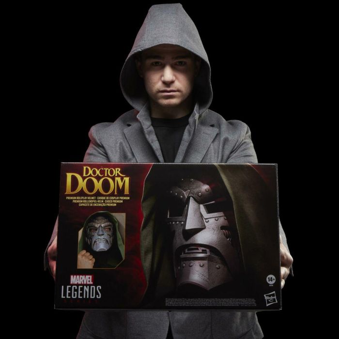 Hasbro Marvel Legends Casco Roleplay Premium Doctor Muerte | Réplica Escala 1:1 | Incluye Capucha y Base para Coleccionistas & Cosplay 6