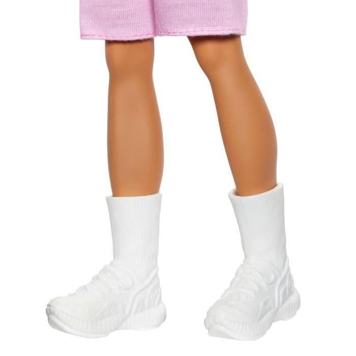 Barbie HYV01 - Muñeca Ken Fashionista con Top y Pantalones Cortos de Rayas Rojas 5
