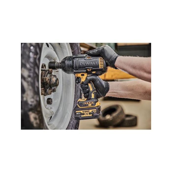 DEWALT Akku-Schlagschrauber. 18 Volt / 5 Ah 5 DEWALT Akku-Schlagschrauber. 18 Volt / 5 Ah 5