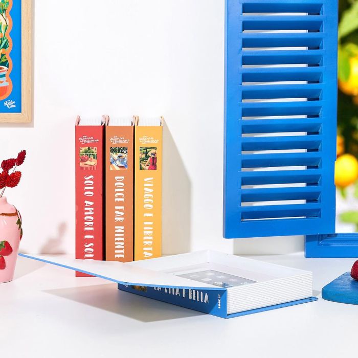 Home Deco Factory Libro-Caja Dolce Vita Viaggo e liberta, Dolce far niente, Solo amore e sole, La vita e bella Caja de almacenamiento decorativo 17x3,8x22 cm 6 Home Deco Factory Libro-Caja Dolce Vita Viaggo e liberta, Dolce far niente, Solo amore e sole, La vita e bella Caja de almacenamiento decorativo 17x3,8x22 cm 6