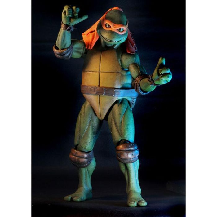 NECA Figura articulada Michelangelo Tortugas Ninja 42cm con Nunchucks, Pizza y Manos Intercambiables
