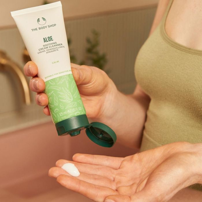 The Body Shop Aloe Crema Limpiadora 125 mL 2