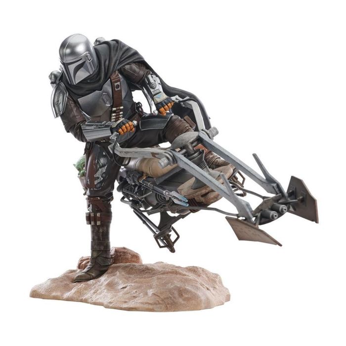 Diamond Collection Figura Star Wars: The Mandalorian - Din Djarin con Grogu, 23 cm, Escala 1/7