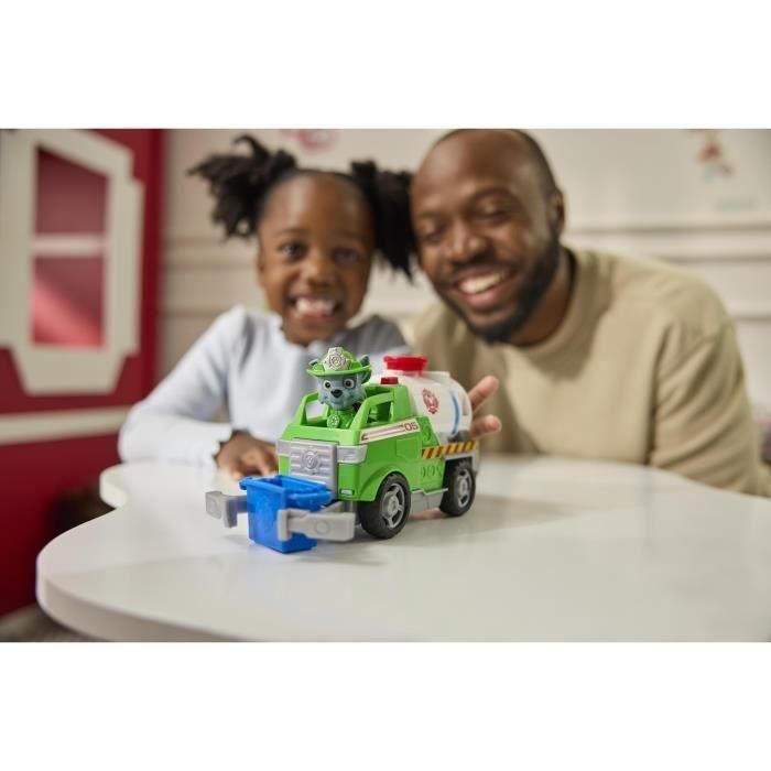 Spinmaster SPI6072642 Figura de Acción Rocky Patrulla Canina con Vehículo y Contenedor para Recogedor - Rescate Bomberos 1