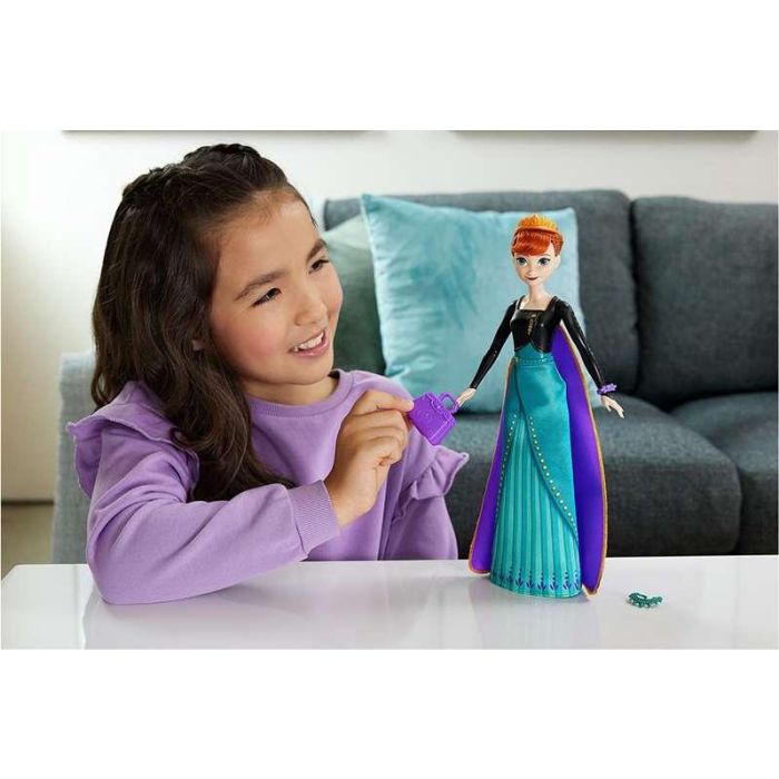 Muñeca frozen anna spin and reveal.incluye 11 sorpresas 5 accesorios y 5 pegatinas con una escena de juego inspirada en la pelicula. 1