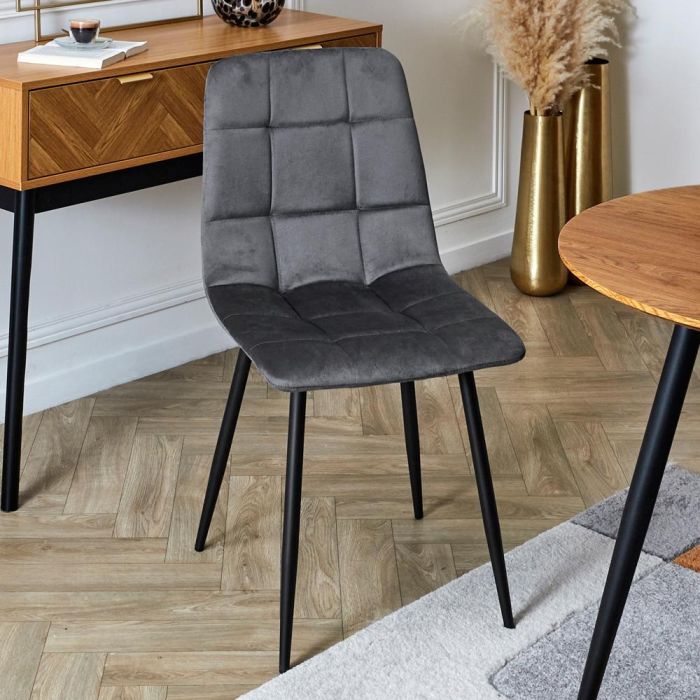 Home Deco Factory Silla Mateo Gris Colección Essentiel Estructura Madera Patas Hierro Tapizado Poliéster PU Altura Asiento 48cm Medidas 45x52cm H88cm 1