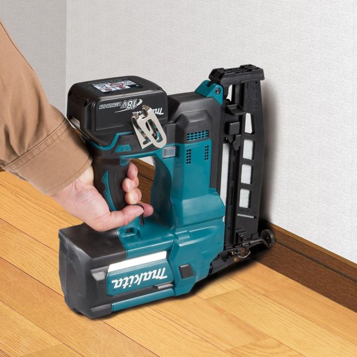 Makita DBN600ZJ Akku-Nagler 1