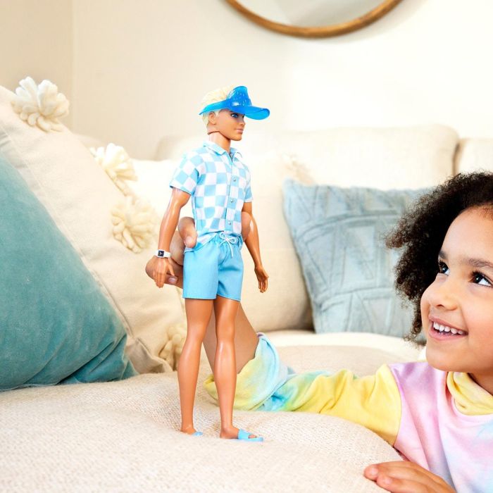 Barbie Muñeco Ken Día De Playa HPL74 Mattel Muñeco con Accesorios Playeros para Niños y Niñas +3 Años 4