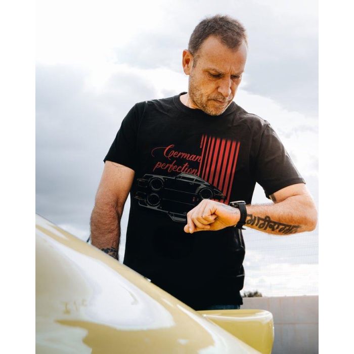 Radikal Revolution RKPGQ102M Camiseta Negra German Perfection, Diseño Homenaje al Ícono Automovilístico Porsche 911, Talla M 1