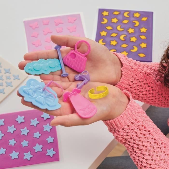 Hasbro Play-Doh Brillos y Gemas Barbie - Kit de Manualidades para Crear Ropa y Accesorios con Plastilina para Niñas +5 Años 2 Hasbro Play-Doh Brillos y Gemas Barbie - Kit de Manualidades para Crear Ropa y Accesorios con Plastilina para Niñas +5 Años 2