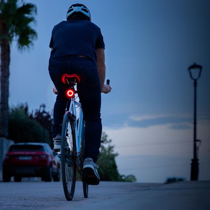 Innovagoods Linterna LED Trasera Recargable para Bicicleta con 5 Modos de Iluminación, Luz de Seguridad para Ciclismo Nocturno y Uso Multiuso 5