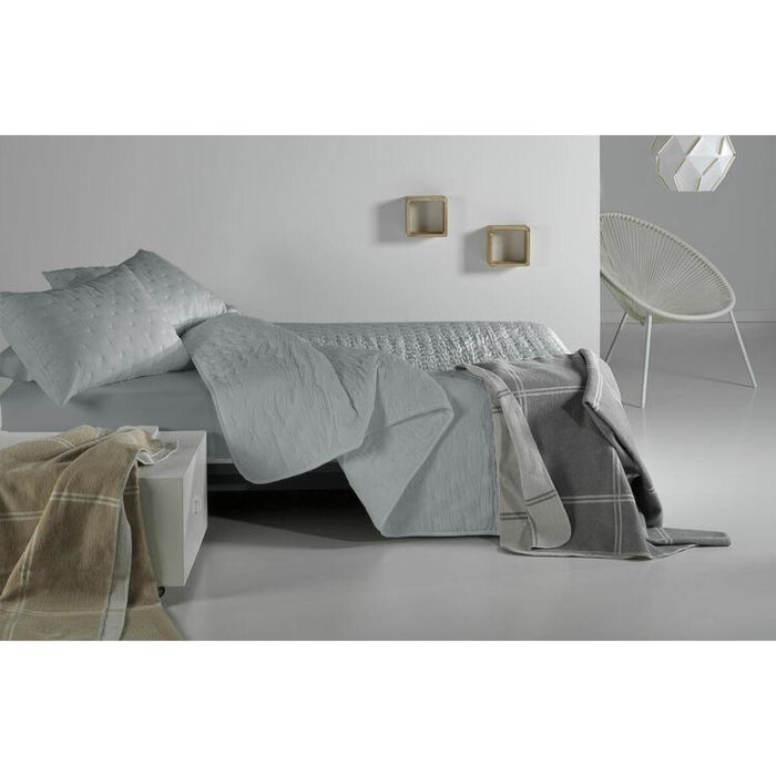 Colcha Pierre Cardin DOTS Gris Perla Cama de 150 (3 Piezas) 2 Colcha Pierre Cardin DOTS Gris Perla Cama de 150 (3 Piezas) 2