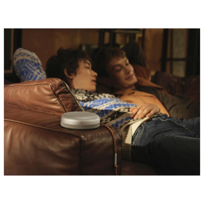Bang & Olufsen Beosound A1 2.ª Generación Altavoz Bluetooth Inalámbrico, Gris Mist, IP67 Resistente, Alexa Integrada, 48h Autonomía, USB-C, Sonido 2 Vías