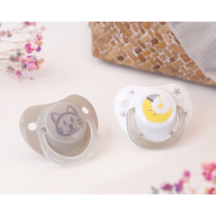 KioKids Chupete Ortodóntico para Bebés 6-18M. Tetina Silicona Alta Calidad Pack 2 Und. Diseño Gatito Gris Colección Soft Nordic 0 KioKids Chupete Ortodóntico para Bebés 6-18M. Tetina Silicona Alta Calidad Pack 2 Und. Diseño Gatito Gris Colección Soft Nordic 0