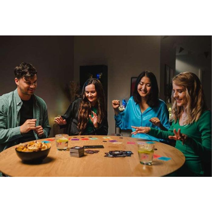 Hitster Juego de Mesa Musical de Grandes Éxitos | Adivina la Música con 308 Cartas y 37 Fichas Comodín | 2 Jugadores, Edad 16+ 7