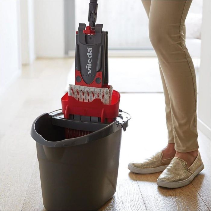 Vileda Ultramax Set Mopa Microfibras 2 en 1 con Escurridor Vertical para Suelos y Parquet, Limpieza Manos Secas Gris/Rojo 36x13.6cm 1 Vileda Ultramax Set Mopa Microfibras 2 en 1 con Escurridor Vertical para Suelos y Parquet, Limpieza Manos Secas Gris/Rojo 36x13.6cm 1