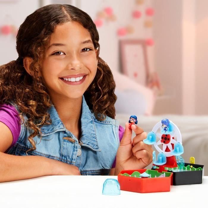 Bandai P50553 Miraculous Ladybug Set de Juego Parque de Atracciones Chibi Mini Universe con Minifiguras de Marinette y Climatika incluidas 3 Bandai P50553 Miraculous Ladybug Set de Juego Parque de Atracciones Chibi Mini Universe con Minifiguras de Marinette y Climatika incluidas 3