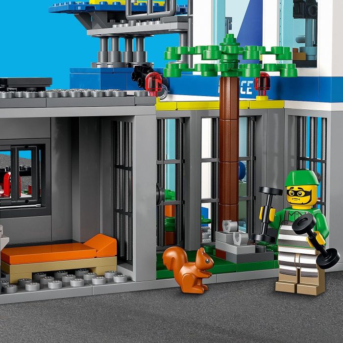 LEGO City 60316 Comisaría de Policía - Juego de Construcción 668 Piezas para Niños y Niñas a Partir de 6 Años, Multicolor
