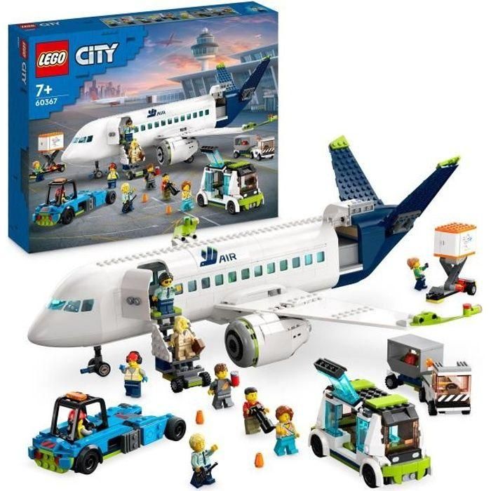 LEGO 60367 City Avión de Juguete con Autobús del Aeropuerto, Remolcador, Camión de Equipaje y 9 Minifiguras