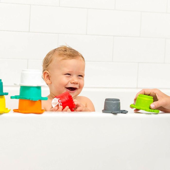 Infantino Set de Baño Infantil 17 piezas: Vasos Apilables, Rociadores Flexibles, Juego de Pesca y Reloj de Arena de Agua 2