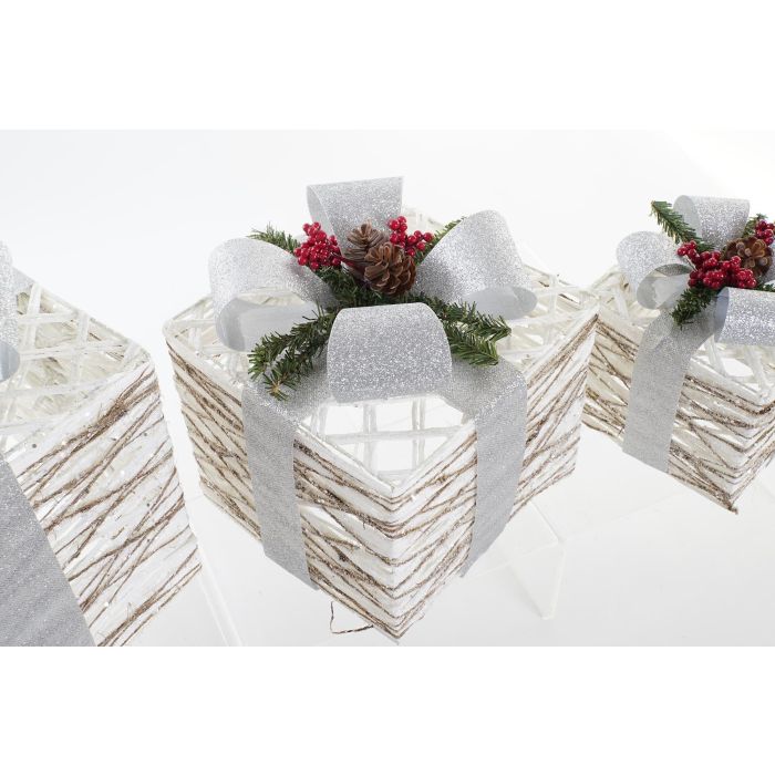 DKD Home Decor Set 3 Regalos Navidad Modernos con LED, Blanco Plateado, de Ratán, Funciona con 3 Pilas AA, 25x28x25 cm 2 DKD Home Decor Set 3 Regalos Navidad Modernos con LED, Blanco Plateado, de Ratán, Funciona con 3 Pilas AA, 25x28x25 cm 2