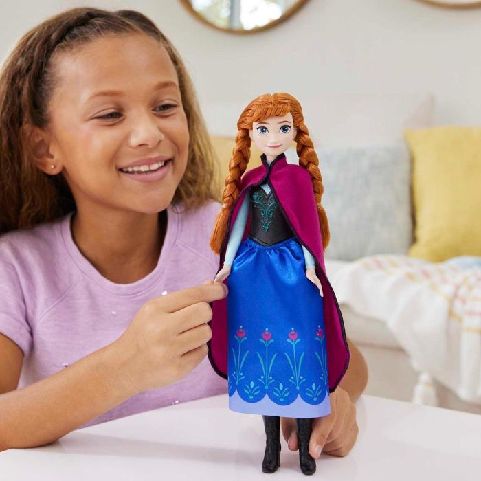 Mattel Hlw49 Muñeca Disney Frozen 2 Anna Viajera Articulada con Conjunto de Viaje y Accesorios para Niñas +3 Años 4