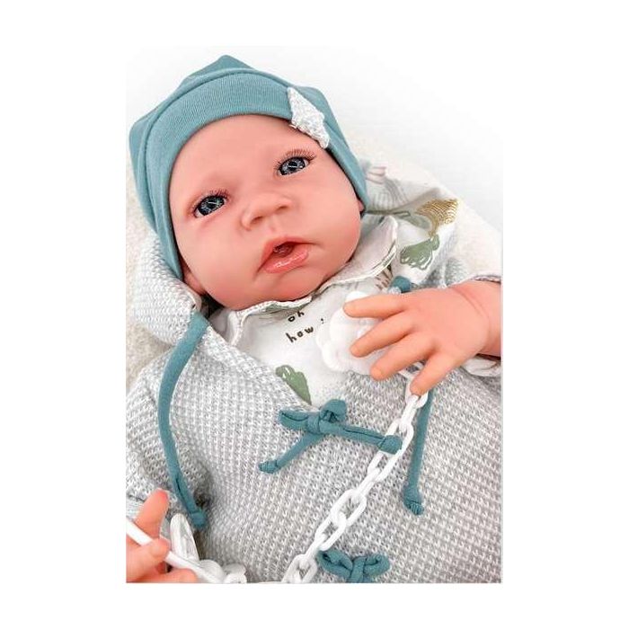 Muñeco reborn con pijama buzo gris de punto, almohada de lactancia y mecanismo. 50 cm 2 Muñeco reborn con pijama buzo gris de punto, almohada de lactancia y mecanismo. 50 cm 2