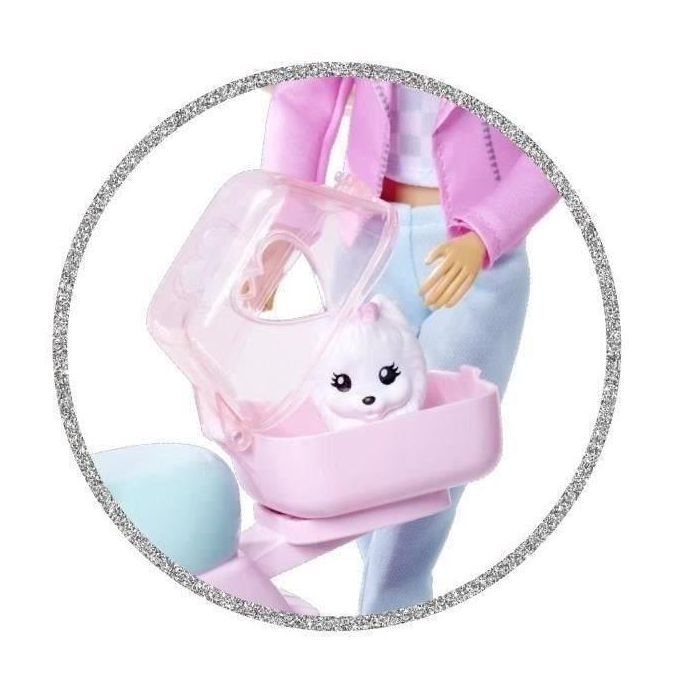 Steffi Love en su patinete 1 Steffi Love en su patinete 1