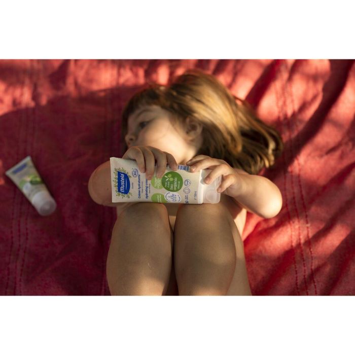 Mustela BEBÉ BIO Crema Hidratante Piel Sensible Cara y Cuerpo 150ml | Glicerina Vegetal y Aloe Vera BIO Vegana 2 Mustela BEBÉ BIO Crema Hidratante Piel Sensible Cara y Cuerpo 150ml | Glicerina Vegetal y Aloe Vera BIO Vegana 2