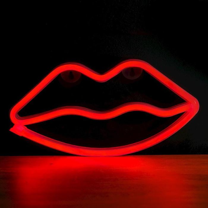 Forever Lampara de Pared Neon LED Labios Rojas, Luz Decorativa LED Rosa Roja, Alimentación USB o 3xAA, 28 cm, Incluye Soporte