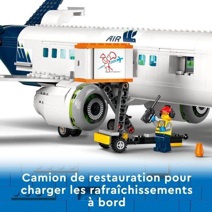 LEGO 60367 City Avión de Juguete con Autobús del Aeropuerto, Remolcador, Camión de Equipaje y 9 Minifiguras 4
