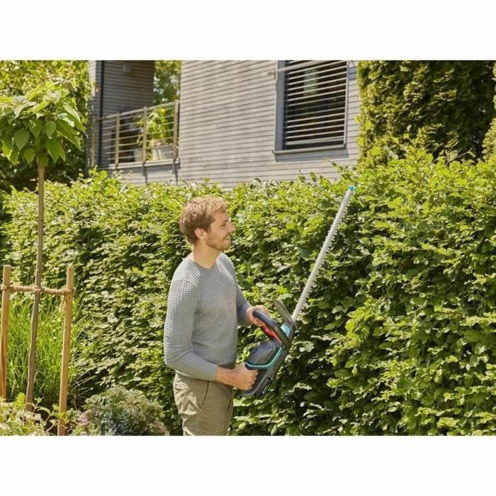 Gardena ComfortCut 60/18V P4A Cortasetos a batería 18V con batería y cargador, longitud de corte 60 cm, corte máximo 20 mm 3 Gardena ComfortCut 60/18V P4A Cortasetos a batería 18V con batería y cargador, longitud de corte 60 cm, corte máximo 20 mm 3