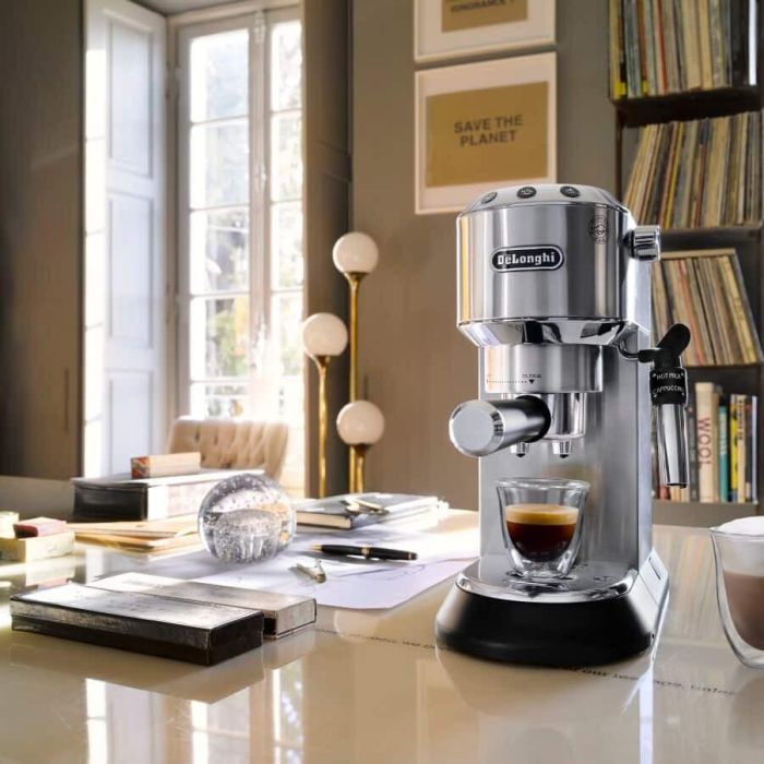 DeLonghi EC685.M Cafetera Espresso Dedica Style Plata con Espumador de Leche, Café Molido y Monodosis, 15 Bares, 1300W 5