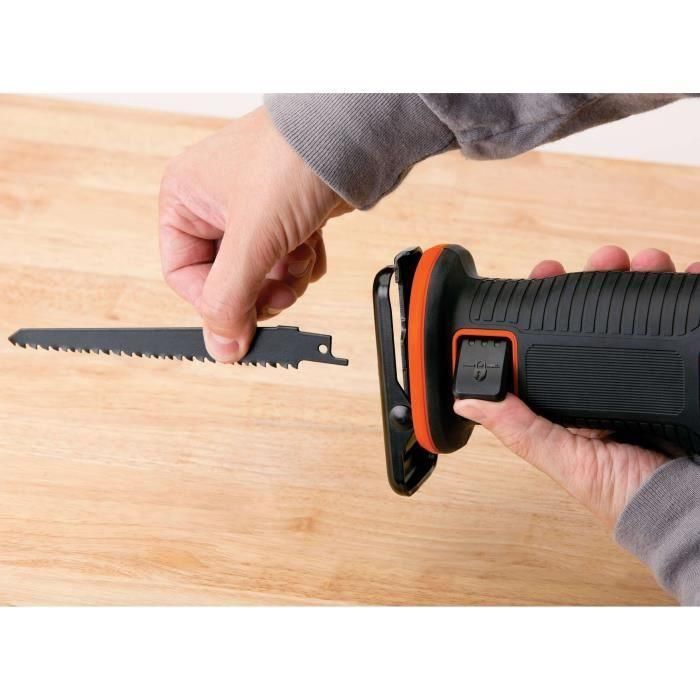 Black & Decker BDCR18N Sierra de sable inalámbrica, hoja de 15 cm. Cortes en madera, metal, plástico y poda; cambio sin herramientas. 2