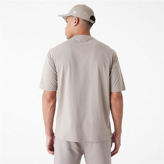 Camiseta de Manga Corta Hombre New Era ESSNTLS LC OS TEE NEYYAN 60435555 Marrón claro (M) 5 Camiseta de Manga Corta Hombre New Era ESSNTLS LC OS TEE NEYYAN 60435555 Marrón claro (M) 5