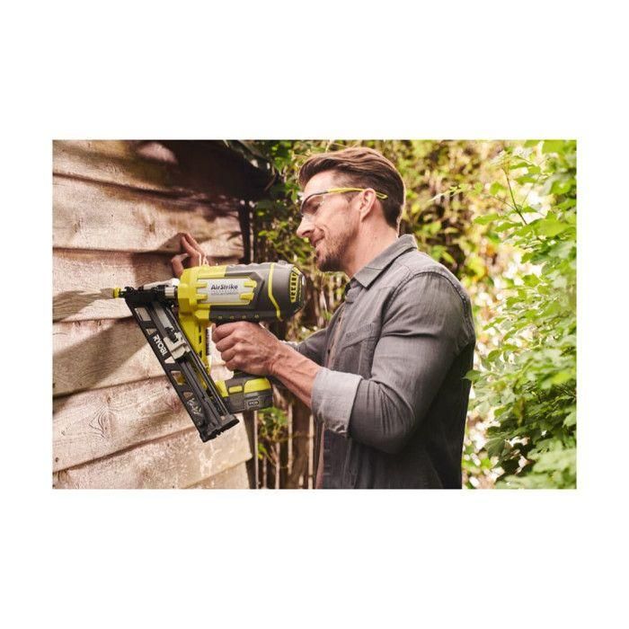 Ryobi RYO4892210198440 Clavadora de Acabado Inclinada 15G Neumática 18V para clavos 25-64mm, cargador 110 clavos 2