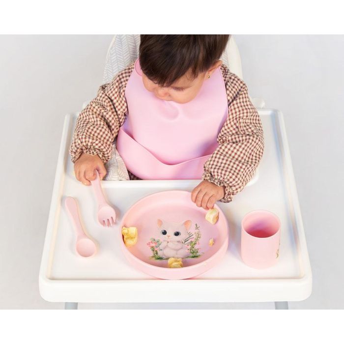 KioKids Set Vajilla Rosa de Silicona con Ventosa para Bebé, 4 Piezas, Plato Tenedor Cuchara y Vaso, Colección Lovely Friends, Edad +6 Meses