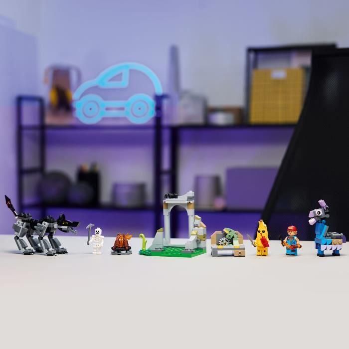 LEGO 77075 Fortnite Set de Construcción Campamento de Banano y Bujía, Recrea Retos de Odyssey con Fogata, Llama, Lobo y Minifiguras 3