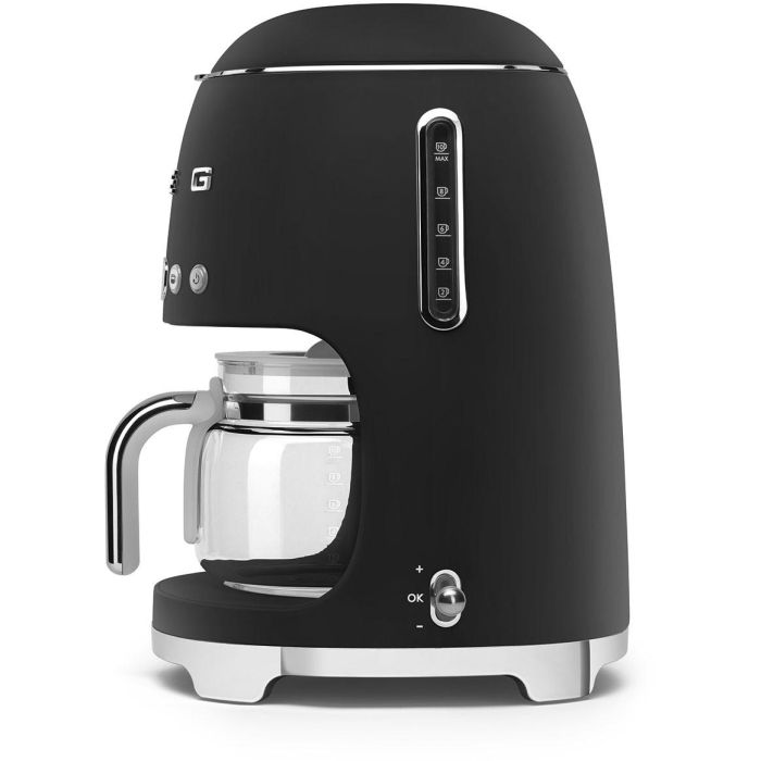 Smeg DCF02BLMEU Cafetera de Goteo Eléctrica Estilo Retro Años 50 para Preparar Café Filtrado, Color Negro Mate 1 Smeg DCF02BLMEU Cafetera de Goteo Eléctrica Estilo Retro Años 50 para Preparar Café Filtrado, Color Negro Mate 1