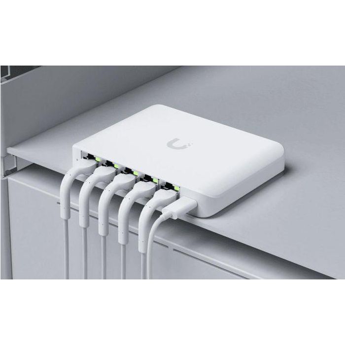Ubiquiti Switch de 5 Puertos 2.5GbE RJ45, 25 Gbps, Alimentación PoE, Compacto 11