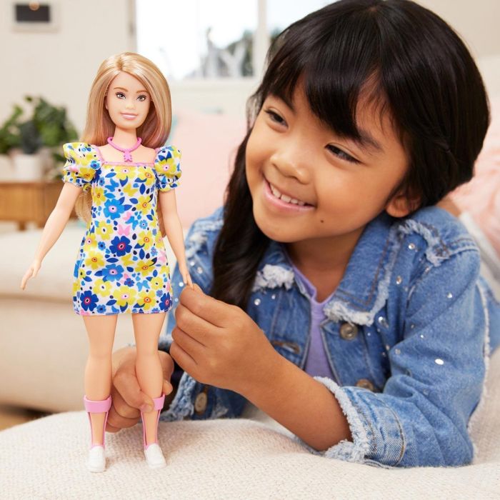 Barbie Muñeca Fashionista Síndrome Down HJT05 Mattel Juguete Inclusivo para Niñas y Niños +3 Años 4
