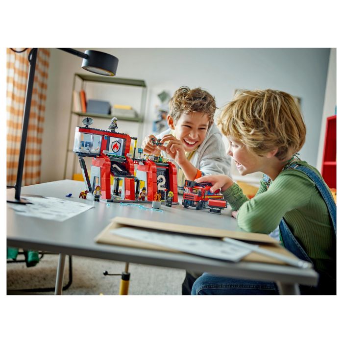 LEGO 60414 Estación de Bomberos y Camión de Bomberos, Figura de Perro de Juguete y 5 Minifiguras, Regalo Infantil