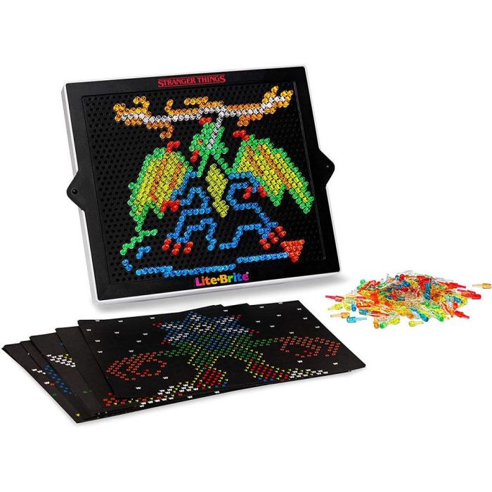 Lite Brite Stranger Things Special Edition - Paquete de Repuesto con 8 Plantillas Reutilizables y 100 Clavijas para Arte con Luz, +14 años 2 Lite Brite Stranger Things Special Edition - Paquete de Repuesto con 8 Plantillas Reutilizables y 100 Clavijas para Arte con Luz, +14 años 2
