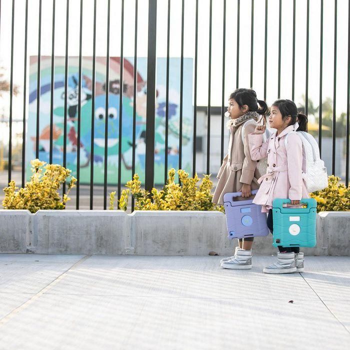 Targus Funda Infantil Antimicrobiana DefenseGuard Protección Caídas 1.8m Asa/Soporte para iPad Air 11" M2, 10.9" (5ª/4ª gen) y iPad Pro 11" (4ª-1ª gen) Morada 10 Targus Funda Infantil Antimicrobiana DefenseGuard Protección Caídas 1.8m Asa/Soporte para iPad Air 11" M2, 10.9" (5ª/4ª gen) y iPad Pro 11" (4ª-1ª gen) Morada 10
