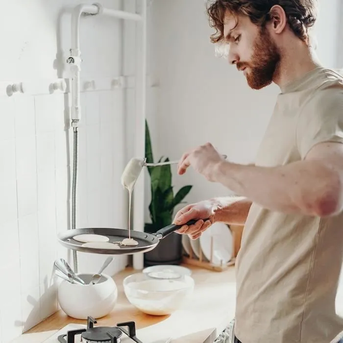 GSW Crepera 456715 de Aluminio con Exterior de Silicona Roja, 26 cm, para Todo Tipo de Fuegos Incluida Inducción, con Espátula 5