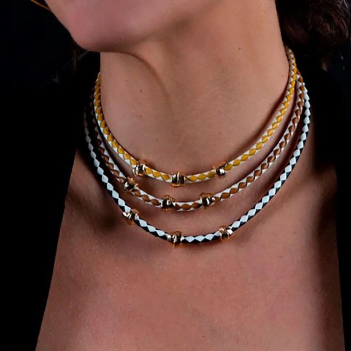 Shabama NAMIBIA X3 Collar para Mujer, Bañado en Oro Brillo y Cuero Trenzado Bicolor, Ajustable 38-43cm, Colección África 1 Shabama NAMIBIA X3 Collar para Mujer, Bañado en Oro Brillo y Cuero Trenzado Bicolor, Ajustable 38-43cm, Colección África 1