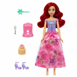 Muñeca princesa disney ariel spin and reveal. incluye 5 accesorios y 5 pegatinas.